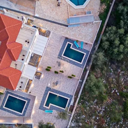 Needa's - Life With Private Pool 아파트