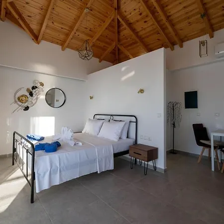 Needa's - Life With Private Pool