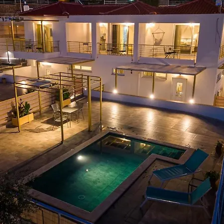 Needa's - Life With Private Pool * 칼라마타