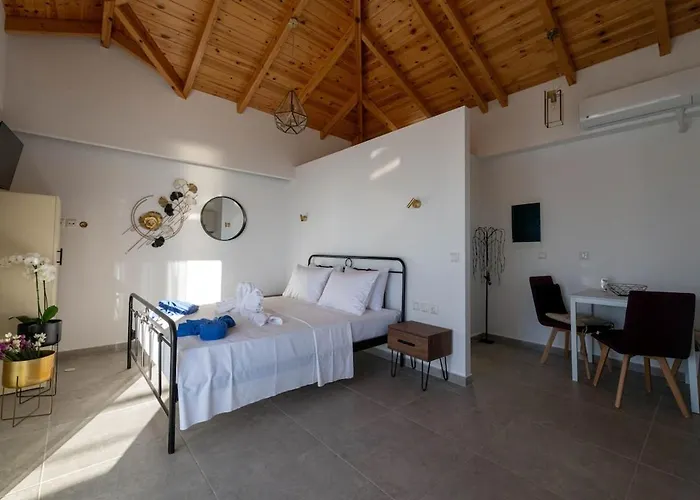 Needa's - Life With Private Pool