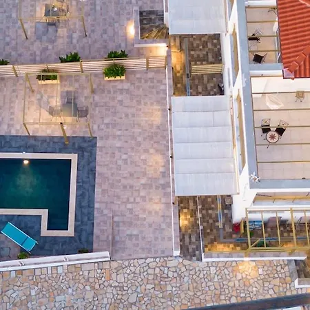 Needa's - Life With Private Pool Lejlighed Kalamata