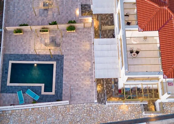 Needa's - Life With Private Pool דירה קלמאטה